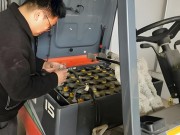 迅炬叉车电池的日常维护